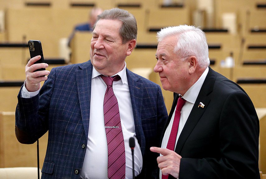 Член Комитета по науке и высшему образованию Михаил Кузьмин и член Комитета по контролю Леонид Ивлев