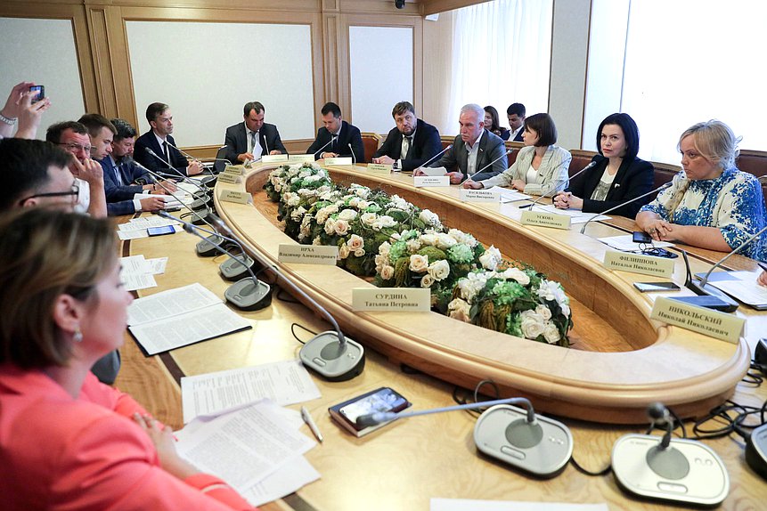 Круглый стол Комитета по аграрным вопросам на тему «Развитие кооперации и поддержка личных подсобных хозяйств: возможности самозанятости сельского населения»