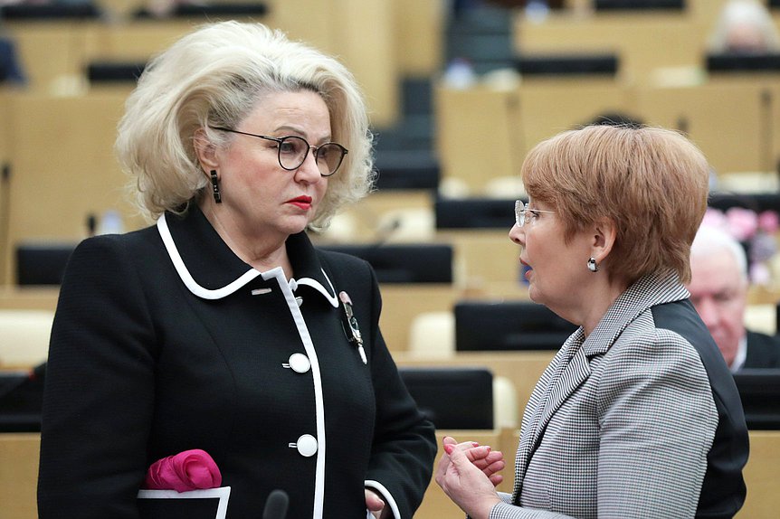 Председатель Комитета по защите семьи, вопросам отцовства, материнства и детства Нина Останина и член Комитета по бюджету и налогам Оксана Дмитриева