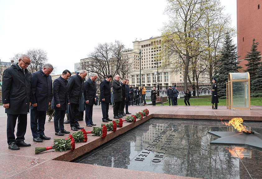 Главы делегаций стран — участниц ОДКБ возложили цветы к Могиле Неизвестного Солдата