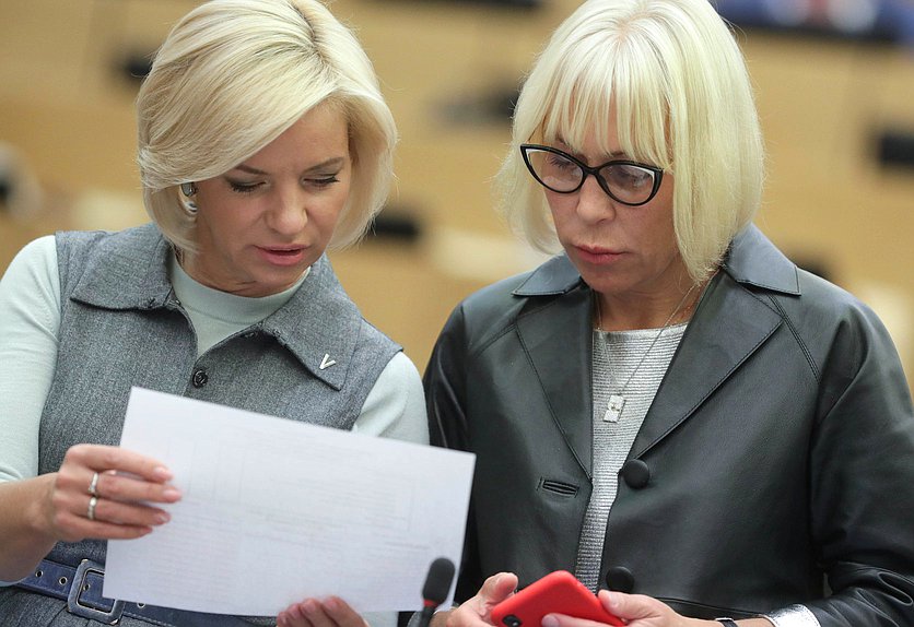 Председатель Комитета по просвещению Ольга Казакова и заместитель Председателя Комитета по аграрным вопросам Надежда Школкина