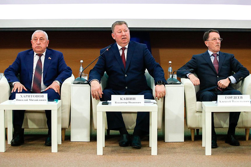 Председатель Комитета по развитию Дальнего Востока и Арктики Николай Харитонов, Председатель Комитета по аграрным вопросам Владимир Кашин и заместитель Председателя Государственной Думы Алексей Гордеев