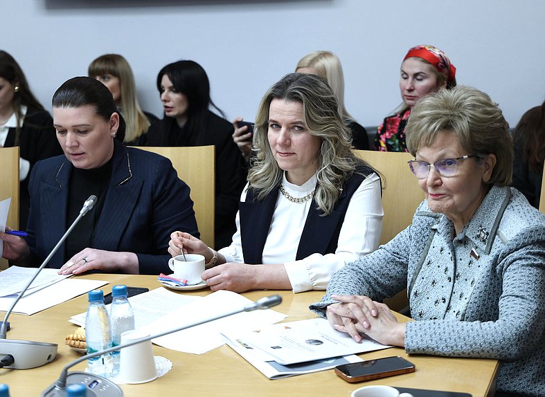 Члены Комитета по защите семьи, вопросам отцовства, материнства и детства Василина Кулиева, Ольга Коробова и Татьяна Ларионова