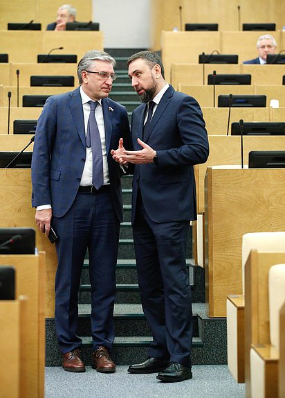 Член Комитета по бюджету и налогам Айрат Фаррахов и Первый заместитель Председателя Комитета по международным делам Шамсаил Саралиев
