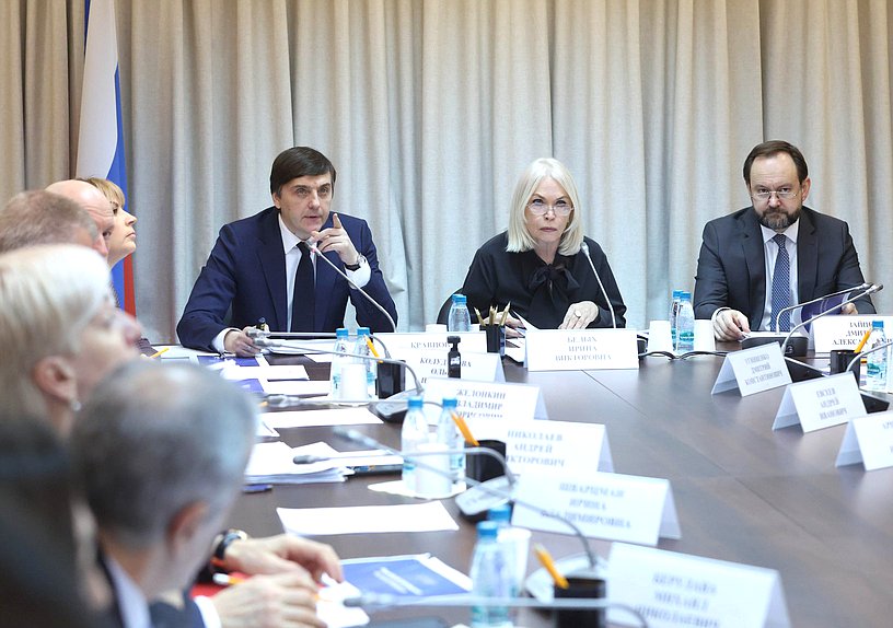 Министр просвещения РФ Сергей Кравцов, Председатель Комитета по просвещению Ирина Белых и аудитор Счетной палаты РФ Дмитрий Зайцев