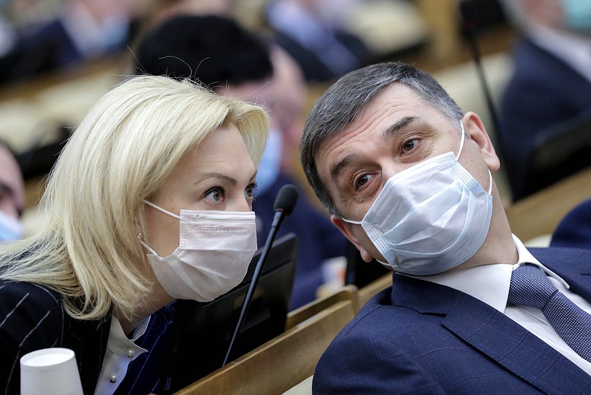 Председатель Комитета по развитию гражданского общества, вопросам общественных и религиозных объединений Ольга Тимофеева и член Комитета по безопасности и противодействию коррупции Адальби Шхагошев