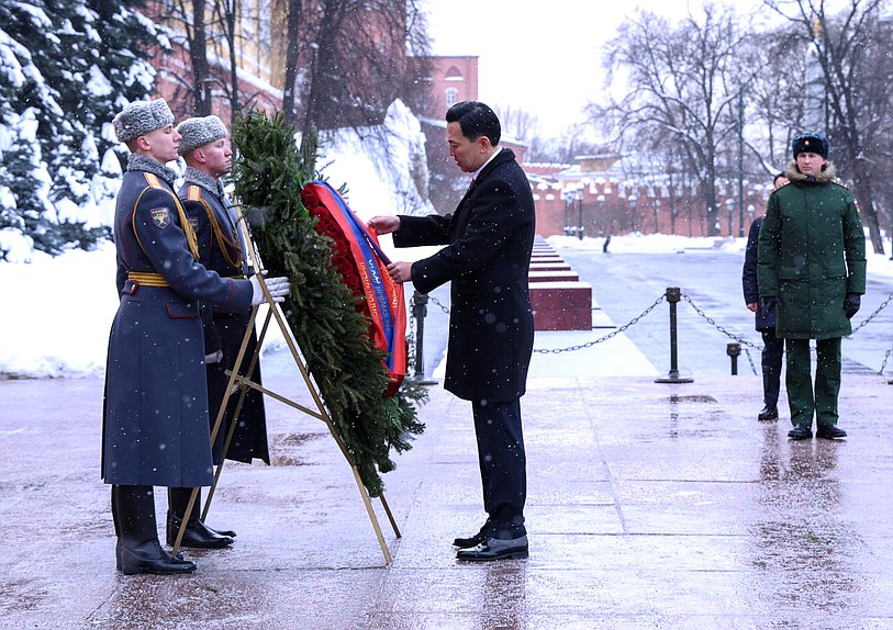 Председатель Великого Государственного Хурала Монголии Ням-Осорын Учрал возложил венок к Могиле Неизвестного солдата