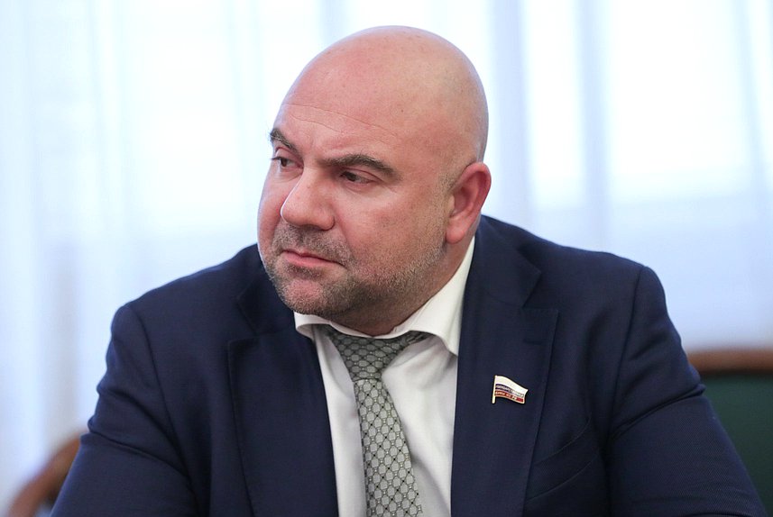 Член Комитета по экологии, природным ресурсам и охране окружающей среды Тимофей Баженов