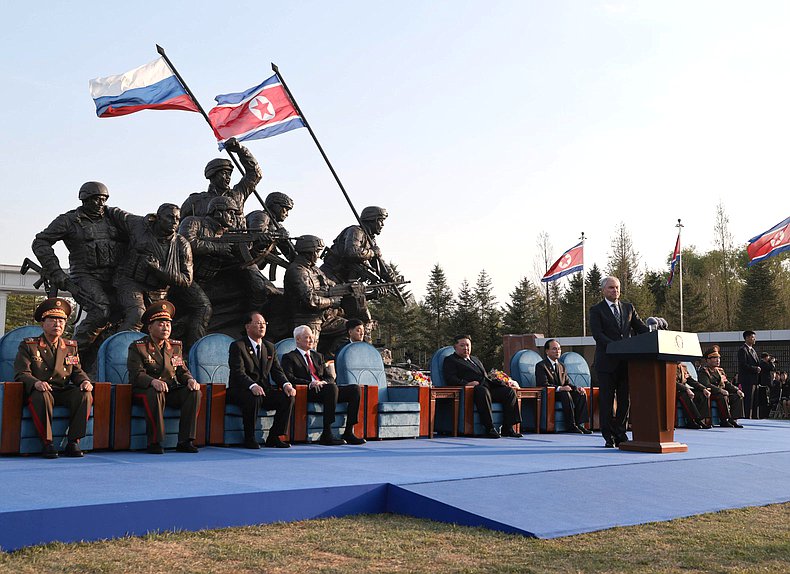 Министр обороны РФ Андрей Белоусов, Председатель Государственной Думы Вячеслав Володин и Председатель Государственных дел Корейской Народно-Демократической Республики Ким Чен Ын. Церемония открытия Мемориального комплекса и Музея боевых подвигов героев зарубежной военной операции