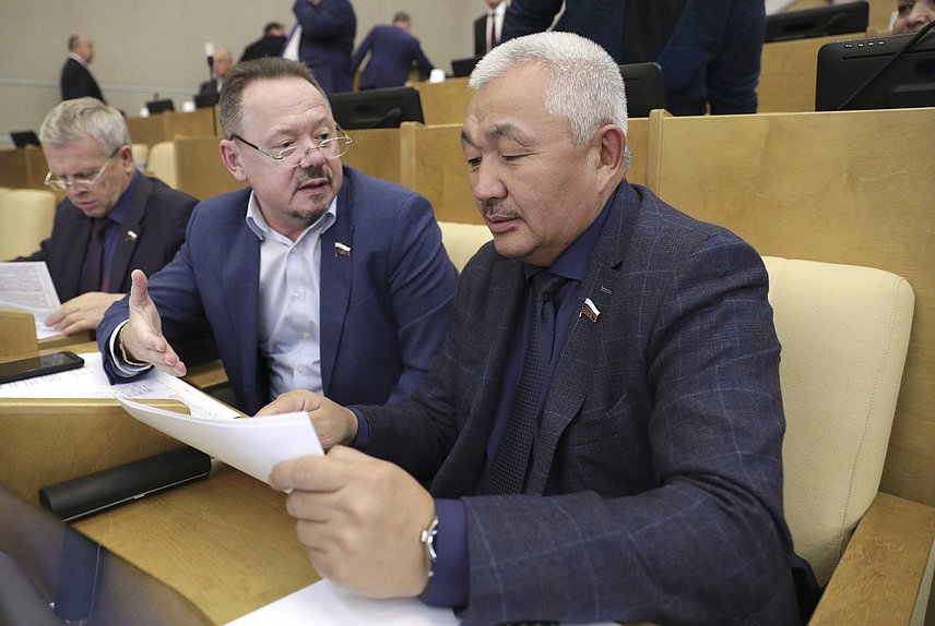 Член Комитета по региональной политике и проблемам Севера и Дальнего Востока Владимир Новиков и член Комитета по аграрным вопросам Родион Букачаков