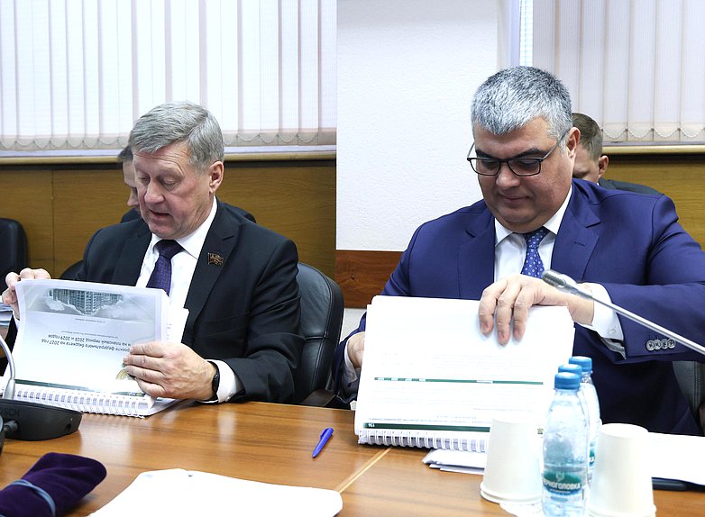 Первые заместители Председателя Комитета по бюджету и налогам Анатолий Локоть и Каплан Панеш