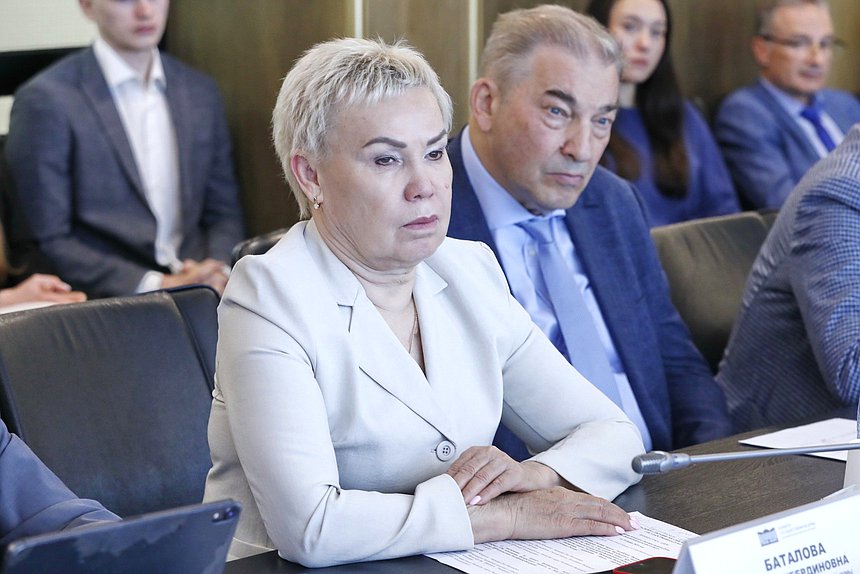 Члены Комитета по физической культуре и спорту Рима Баталова и Владислав Третьяк