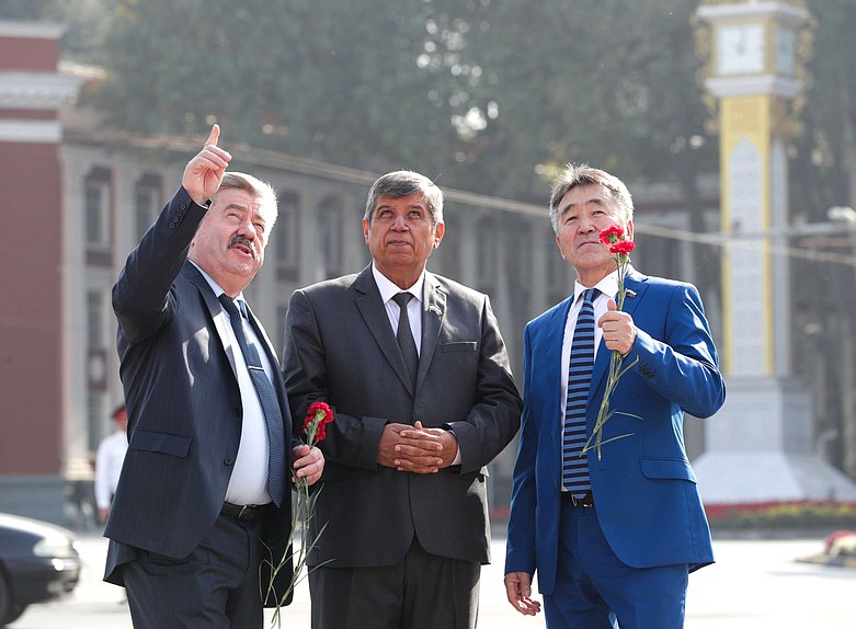 First Deputy Chairman of the Committee on Issues of the Commonwealth of Independent States and Contacts with Fellow Countryman Viktor Vodolatskii and member of the Committee on Issues of the CIS and Contacts with Fellow Countrymen Ivan Belekov