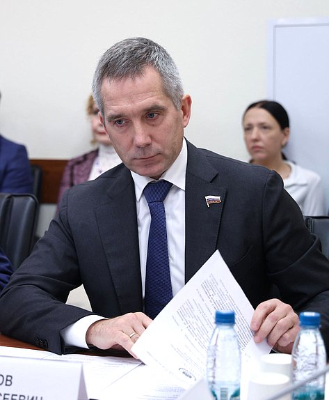 Первый заместитель Председателя Комитета по науке и высшему образованию Олег Леонов