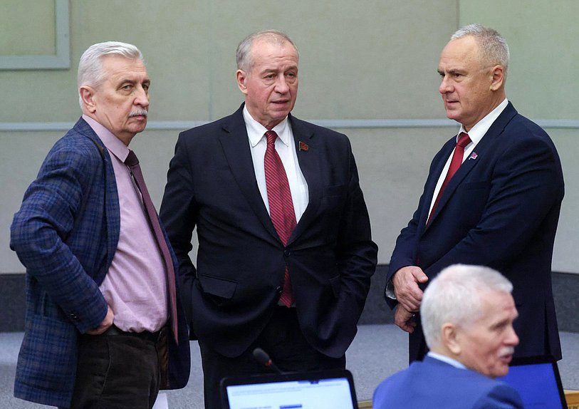 Член Комитета по охране здоровья Николай Осадчий, Первый заместитель Председателя Комитета по энергетике Сергей Левченко и член Комитета по бюджету и налогам Евгений Бессонов