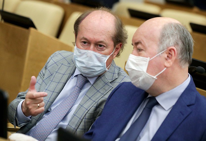 Член Комитета по образованию и науке Владимир Кононов и Первый заместитель Председателя Комитета по контролю и Регламенту Валерий Иванов
