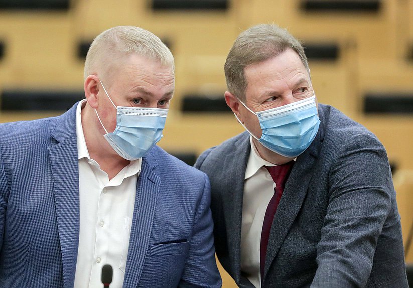 Член Комитета по контролю и Регламенту Андрей Альшевских и заместитель Председателя Комитета по природным ресурсам, собственности и земельным отношениям Михаил Кузьмин