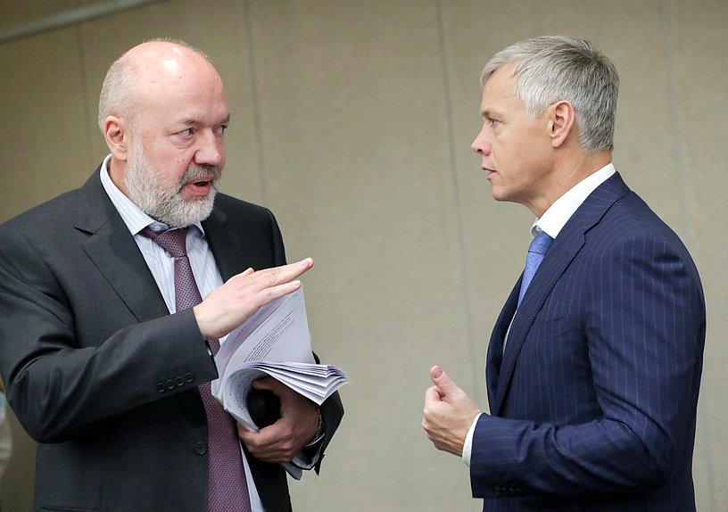 Председатель Комитета по государственному строительству и законодательству Павел Крашенинников и Первый заместитель Председателя Комитета по экономической политике, промышленности, инновационному развитию и предпринимательству Валерий Гартунг
