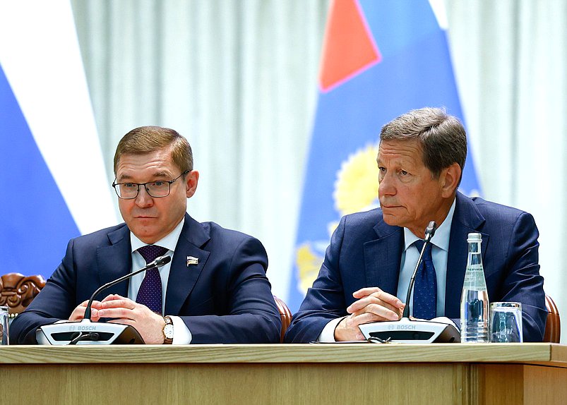 Первый заместитель Председателя Совета Федерации Владимир Якушев и Первый заместитель Председателя Государственной Думы Александр Жуков