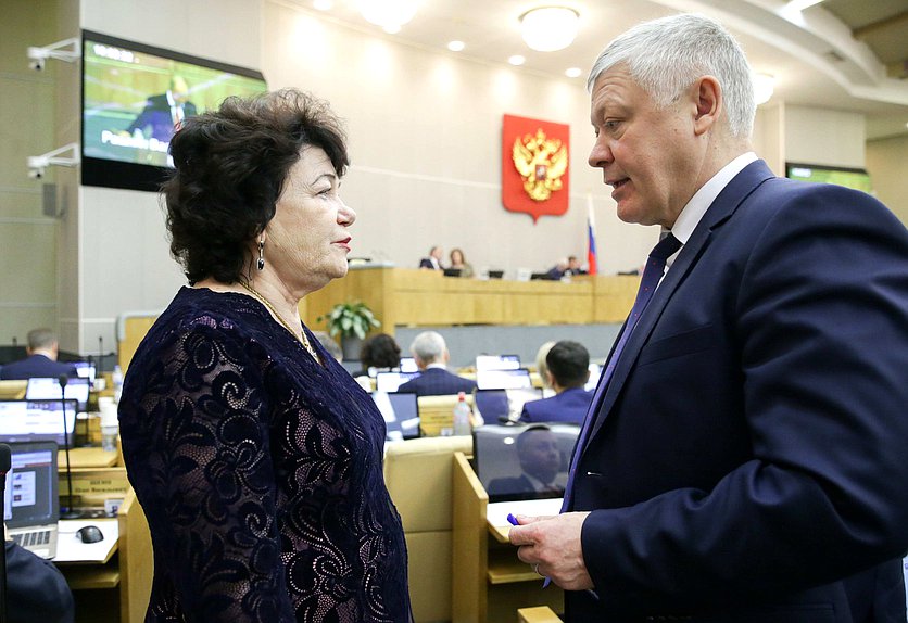 Председатель Комитета по вопросам семьи, женщин и детей Тамара Плетнева и Председатель Комитета по безопасности и противодействию коррупции Василий Пискарев