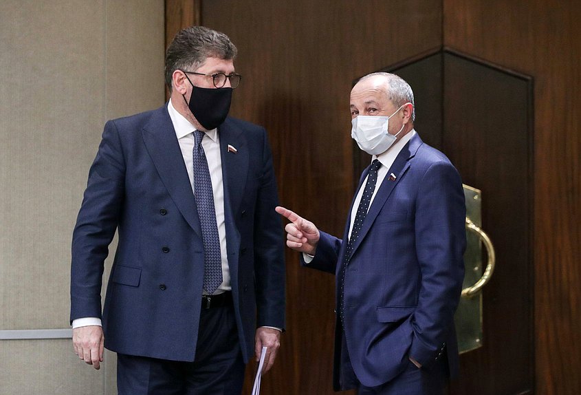Член Комитета по охране здоровья Борис Менделевич и заместитель Председателя Комитета по охране здоровья Николай Говорин