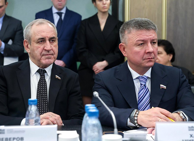 Член Комитета по физической культуре и спорту Сергей Неверов и заместитель Председателя Комитета Амир Хамитов