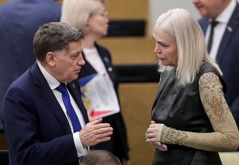 Член Комитета по финансовому рынку Вячеслав Макаров и Председатель Комитета по просвещению Ирина Белых