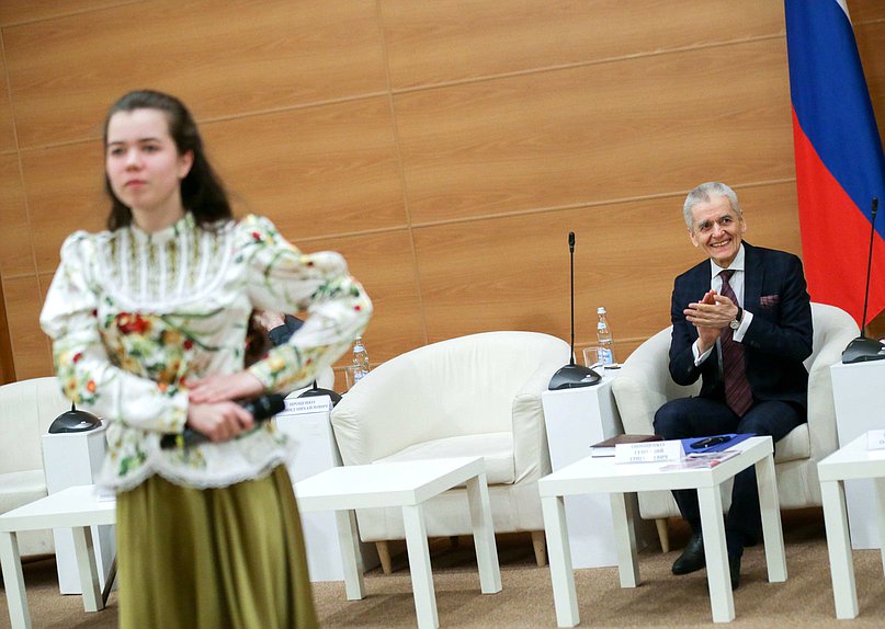 Первый заместитель Председателя Комитета по образованию и науке Геннадий Онищенко