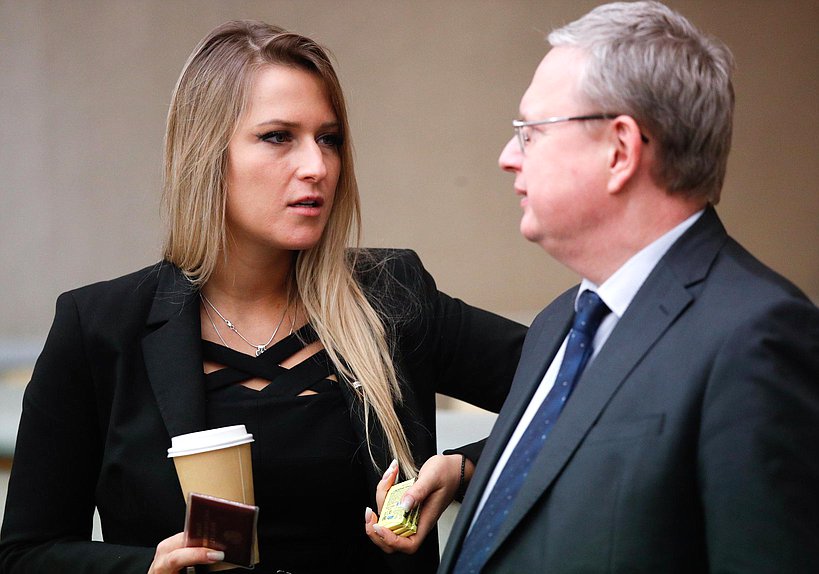 Первый заместитель Председателя Комитета по просвещению Яна Лантратова и заместитель Председателя Комитета по экономической политике Михаил Делягин