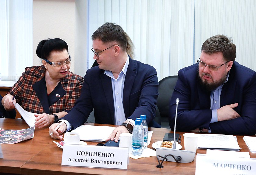 Заместитель Председателя Комиссии по Регламенту и обеспечению деятельности Государственной Думы Раиса Кармазина, заместитель Председателя Комитета по вопросам собственности, земельным и имущественным отношениям Алексей Корниенко и член Комитета по защите семьи, вопросам отцовства, материнства и детства Евгений Марченко