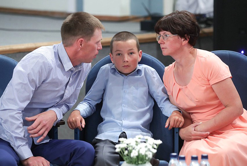 Встреча Комитета по вопросам семьи, женщин и детей с многодетными семьями в преддверии Дня семьи, любви и верности