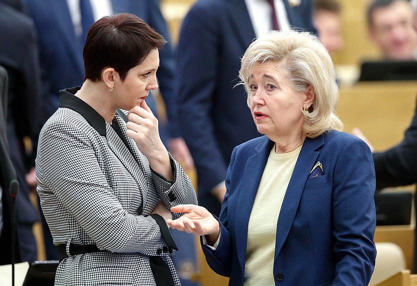 Заместитель Председателя Комитета по экологии, природным ресурсам и охране окружающей среды Жанна Рябцева и член Комитета по охране здоровья Тамара Фролова