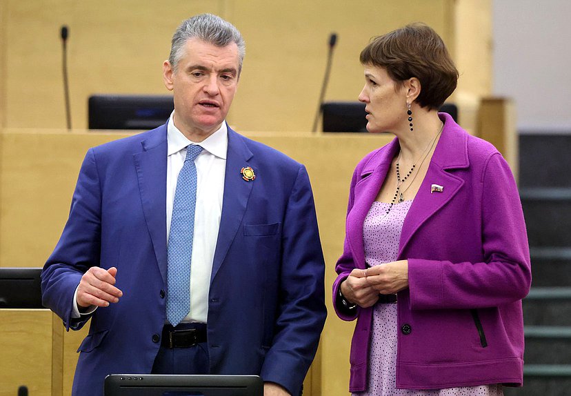 Руководитель фракции ЛДПР Леонид Слуцкий и член Комитета по защите конкуренции Ирина Филатова