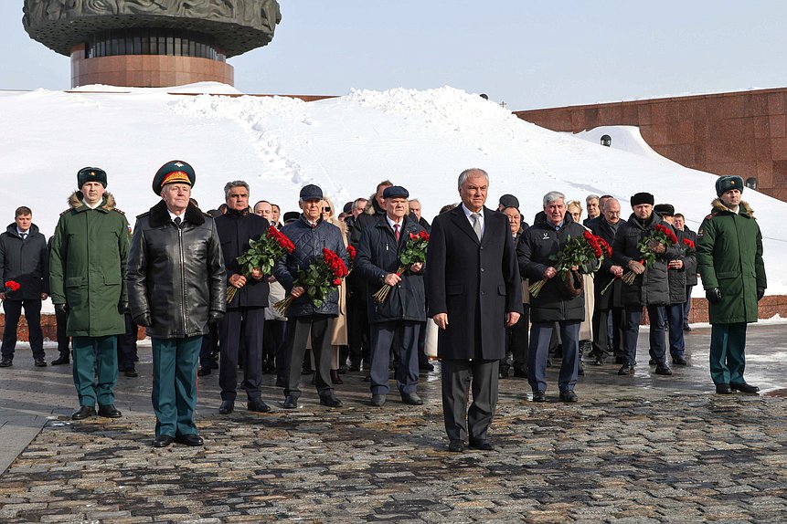Председатель Государственной Думы Вячеслав Володин возложил венок к Вечному огню в парке Победы на Поклонной горе в День защитника Отечества