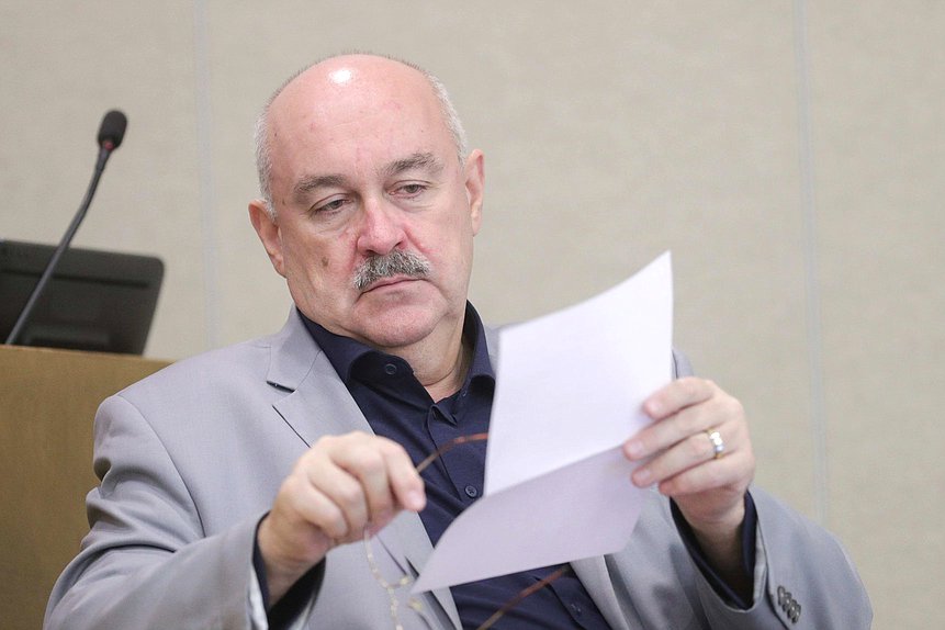 Член Комитета по природным ресурсам, собственности и земельным отношениям Михаил Бугера
