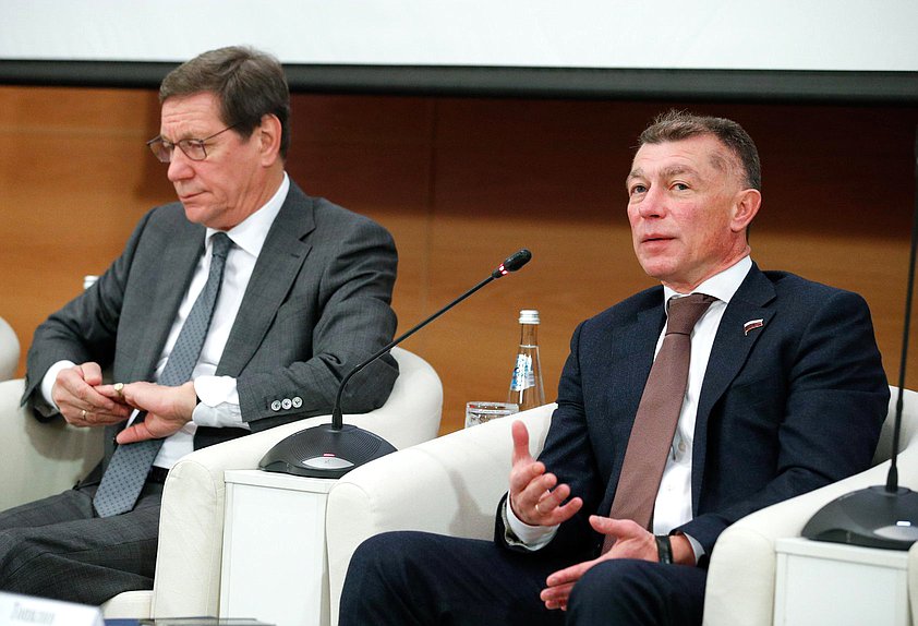 Первый заместитель Председателя Государственной Думы Александр Жуков и Председатель Комитета по экономической политике Максим Топилин