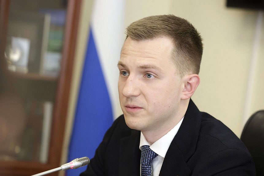 Председатель Комитета по молодежной политике Артем Метелев