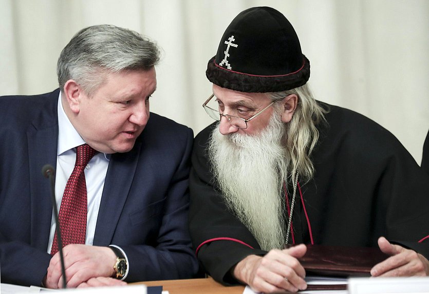 Заместитель Министра культуры Российской Федерации Николай Овсиенко и предстоятель Русской православной старообрядческой церкви митрополит Московский и всея Руси Корнилий (Титов)