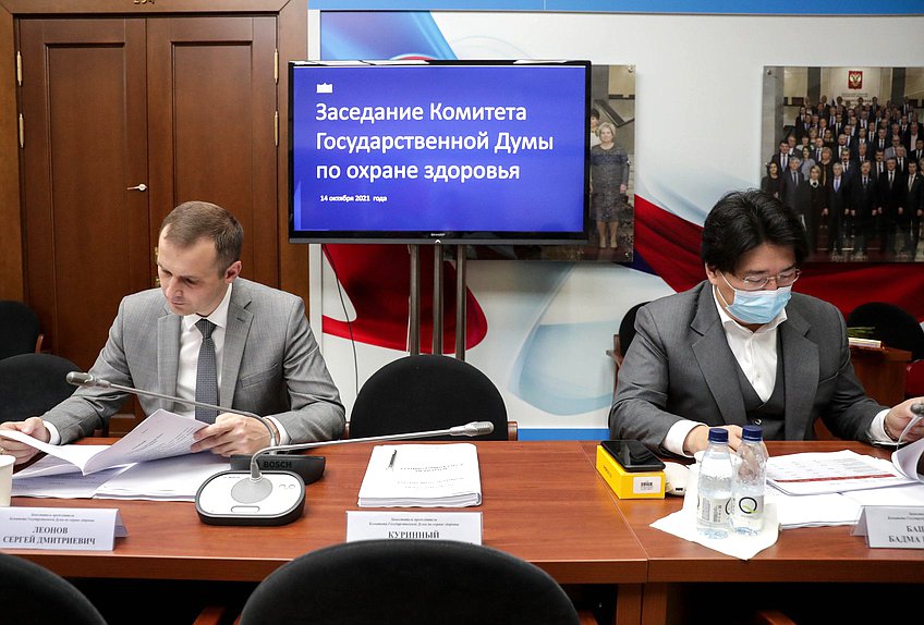 Заместители Председателя Комитета по охране здоровья Сергей Леонов и Бадма Башанкаев
