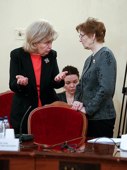 Член Комитета по охране здоровья Тамара Фролова (слева)