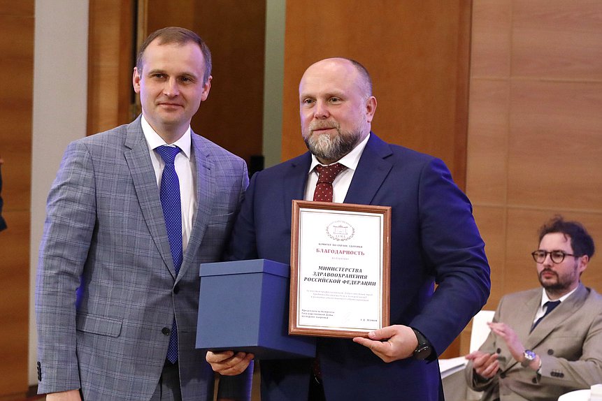 Председатель Комитета по охране здоровья Сергей Леонов и заместитель Министра здравоохранения РФ Андрей Плутницкий