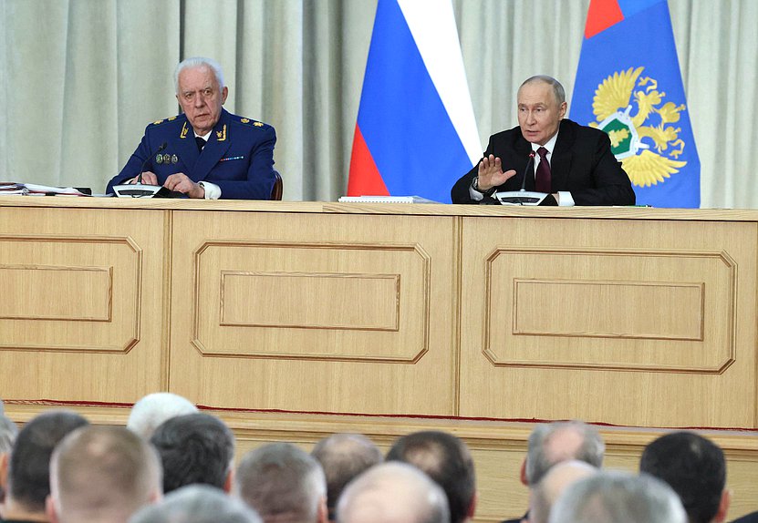Президент РФ Владимир Путин и Генеральный прокурор РФ Александр Гуцан