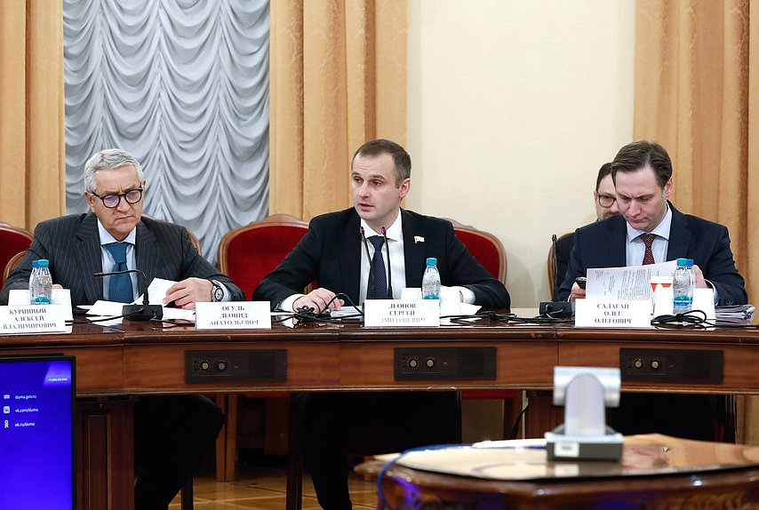 Первый заместитель Председателя Комитета по охране здоровья Леонид Огуль, Председатель Комитета Сергей Леонов и заместитель Министра здравоохранения РФ Олег Салагай