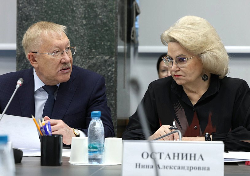 Председатель Комитета по контролю Олег Морозов и Председатель Комитета по защите семьи, вопросам отцовства, материнства и детства Нина Останина