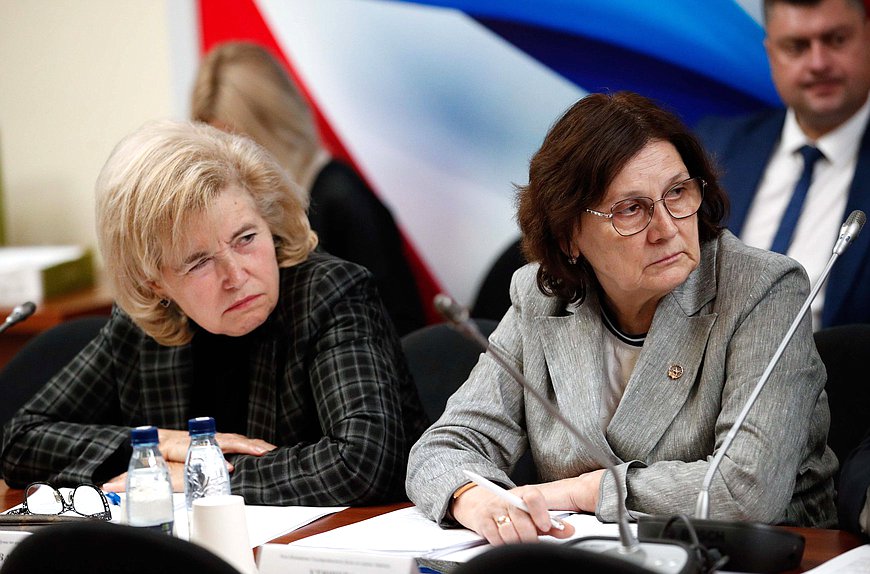 Члены Комитета по охране здоровья Тамара Фролова и Римма Утяшева