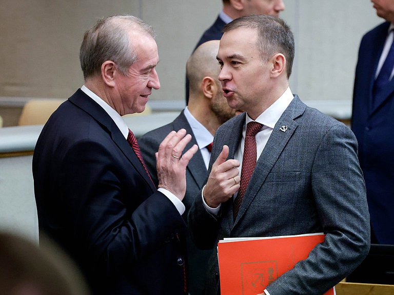 Первый заместитель Председателя Комитета по энергетике Сергей Левченко и Первый заместитель Председателя Комитета по безопасности и противодействию коррупции Юрий Афонин