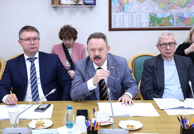Первый заместитель Председателя Комитета по развитию Дальнего Востока и Арктики Сергей Каргинов и члены Комитета Владимир Новиков и Борис Комоцкий