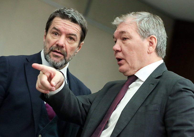 Первый заместитель Председателя Комитета по информационной политике, информационным технологиям и связи Александр Ющенко и Председатель Комитета по делам СНГ, евразийской интеграции и связям с соотечественниками Леонид Калашников