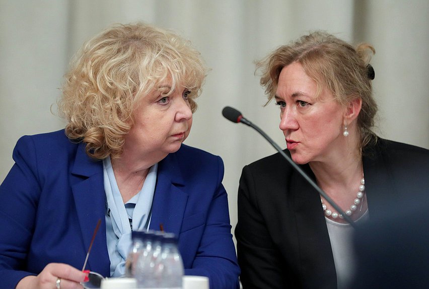 Российский фермер и экс-депутат Государственной Думы Светлана Максимова (слева)