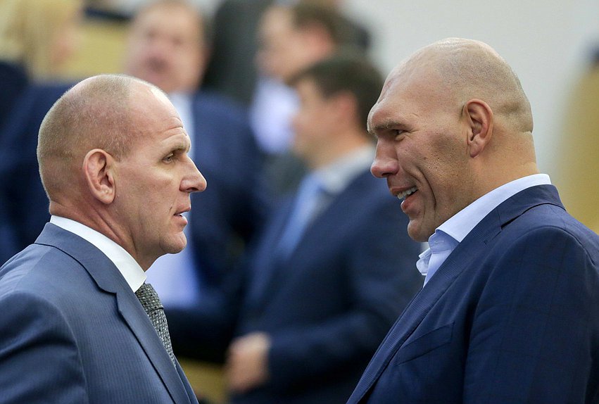 Член Комитета по энергетике Александр Карелин и Первый заместитель Председателя Комитета по экологии и охране окружающей среды Николай Валуев